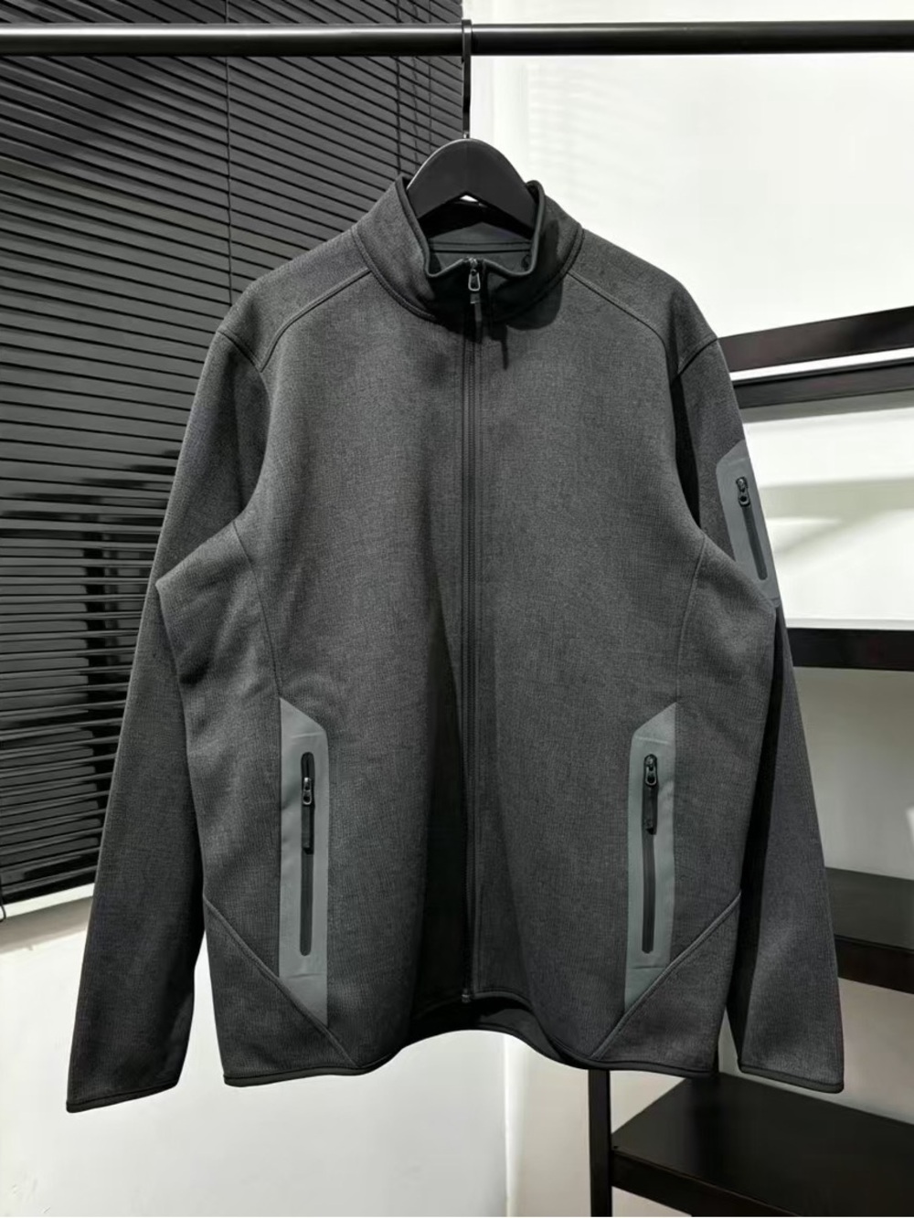 Arc’teryxx Men's Dark Gray Full-Zip Lightweight Jacket